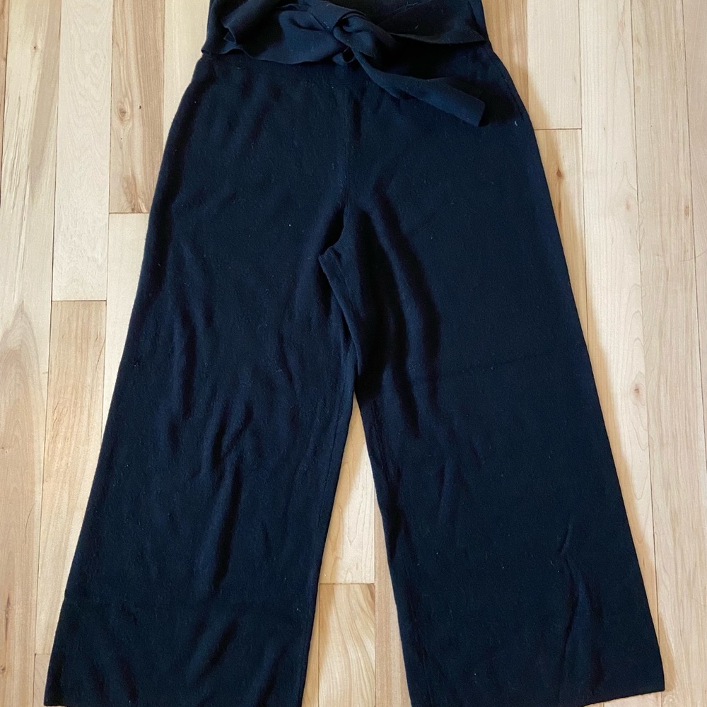 Wool, wide leg cropped pant with built in belt. Colour black.